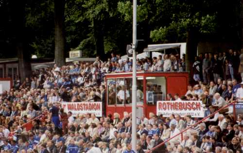 Waldstadion Rothebusch bei einem Freundschaftsspiel gegen Schalke 04 am 13.07.2001 (Quelle: http://groundhopping.de/adlers04.htm)